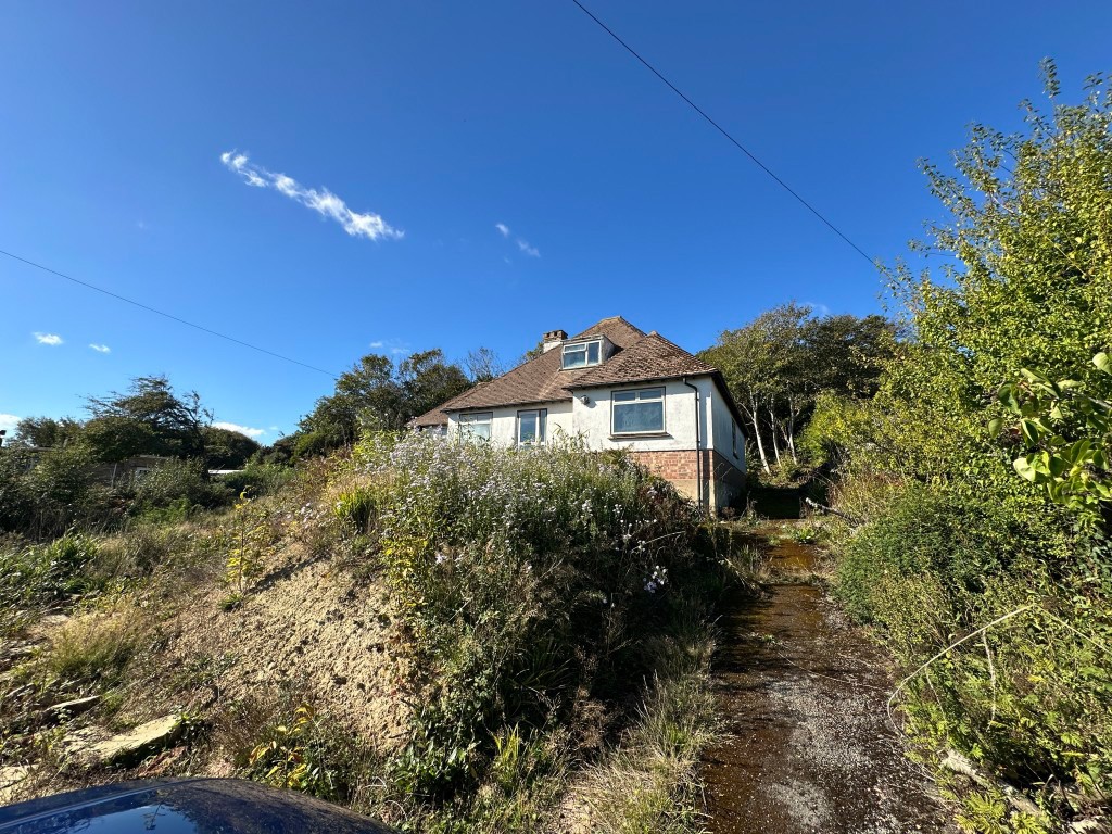 Lot: 106 - DETACHED CHALET BUNGALOW WITH PLANNING FOR REDEVELOPMENT - Detached Chalet Bungalow